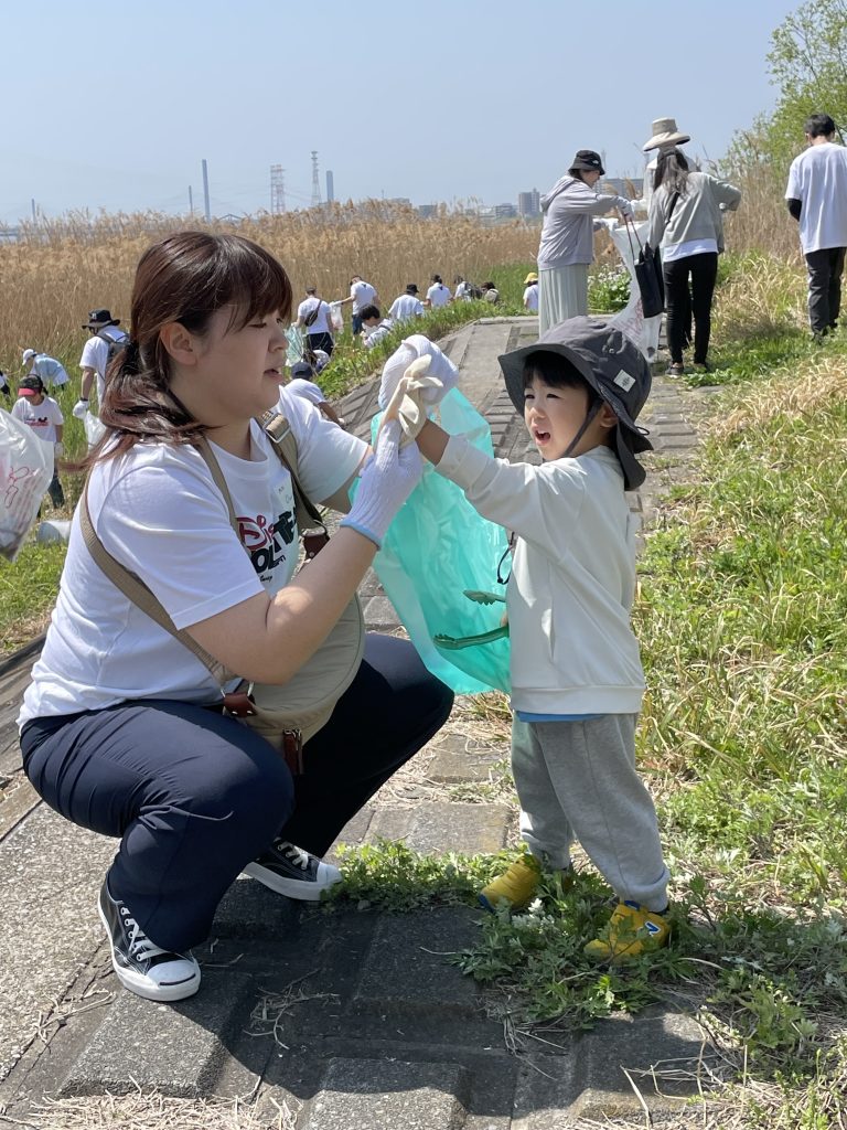 Tokyo Disney Resort VoluntEARS clean trash with local community